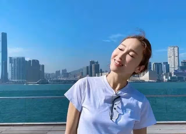 黎姿一家7口全家福曝光!弟弟黎嬰坐輪椅甜笑,仨女兒大長腿超搶鏡,網:基因太贊了