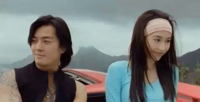 黎姿一家7口全家福曝光!弟弟黎嬰坐輪椅甜笑,仨女兒大長腿超搶鏡,網:基因太贊了
