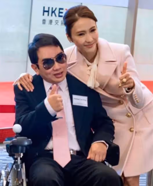 黎姿一家7口全家福曝光!弟弟黎嬰坐輪椅甜笑,仨女兒大長腿超搶鏡,網:基因太贊了