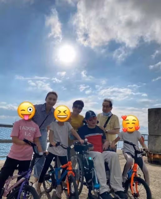 黎姿一家7口全家福曝光!弟弟黎嬰坐輪椅甜笑,仨女兒大長腿超搶鏡,網:基因太贊了