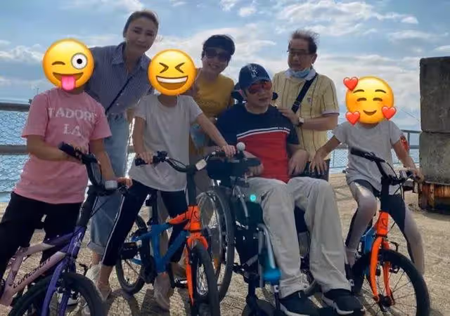 黎姿一家7口全家福曝光!弟弟黎嬰坐輪椅甜笑,仨女兒大長腿超搶鏡,網:基因太贊了
