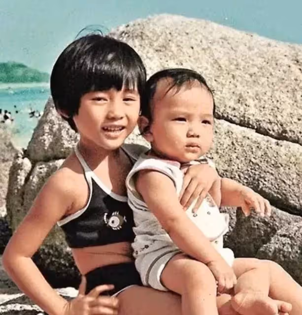 黎姿一家7口全家福曝光!弟弟黎嬰坐輪椅甜笑,仨女兒大長腿超搶鏡,網:基因太贊了