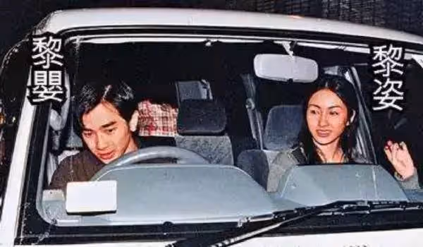黎姿一家7口全家福曝光!弟弟黎嬰坐輪椅甜笑,仨女兒大長腿超搶鏡,網:基因太贊了