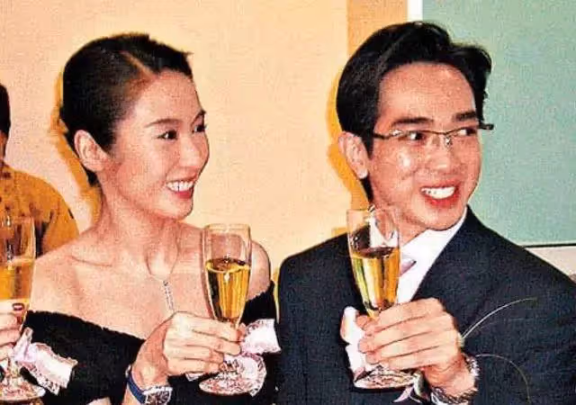 黎姿一家7口全家福曝光!弟弟黎嬰坐輪椅甜笑,仨女兒大長腿超搶鏡,網:基因太贊了