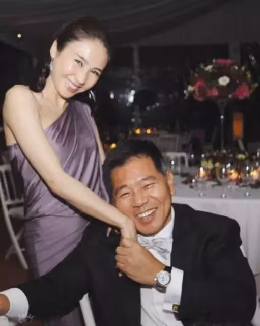 黎姿一家7口全家福曝光!弟弟黎嬰坐輪椅甜笑,仨女兒大長腿超搶鏡,網:基因太贊了