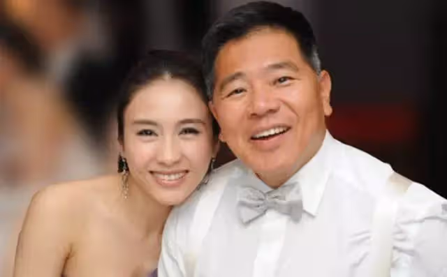 黎姿一家7口全家福曝光!弟弟黎嬰坐輪椅甜笑,仨女兒大長腿超搶鏡,網:基因太贊了