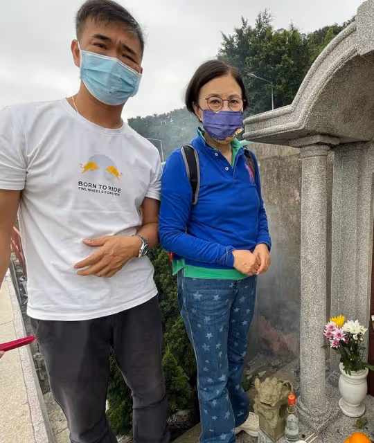 汪明荃給公婆掃墓，蹲在地上燒祭品盡孝心，羅家英出國旅遊沒露面