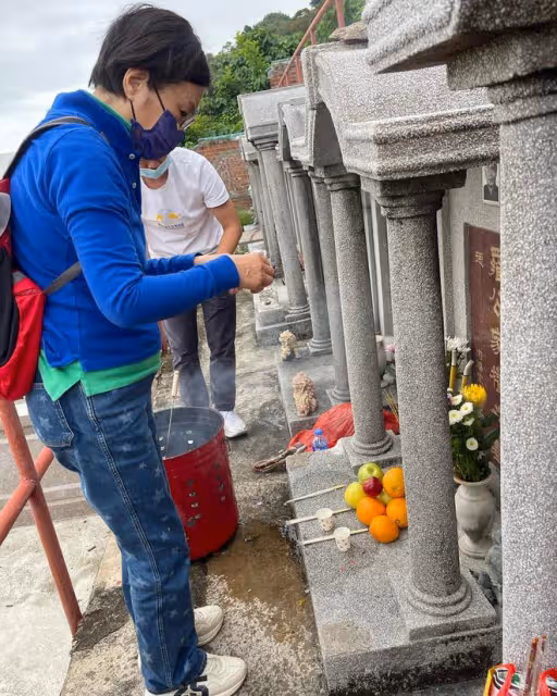汪明荃給公婆掃墓，蹲在地上燒祭品盡孝心，羅家英出國旅遊沒露面
