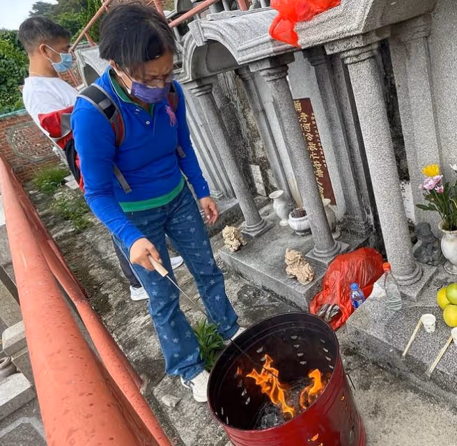 汪明荃給公婆掃墓，蹲在地上燒祭品盡孝心，羅家英出國旅遊沒露面