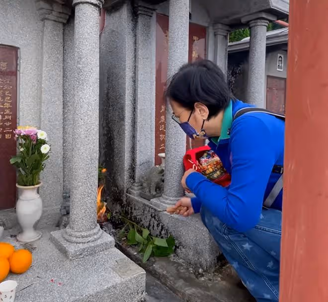 汪明荃給公婆掃墓，蹲在地上燒祭品盡孝心，羅家英出國旅遊沒露面
