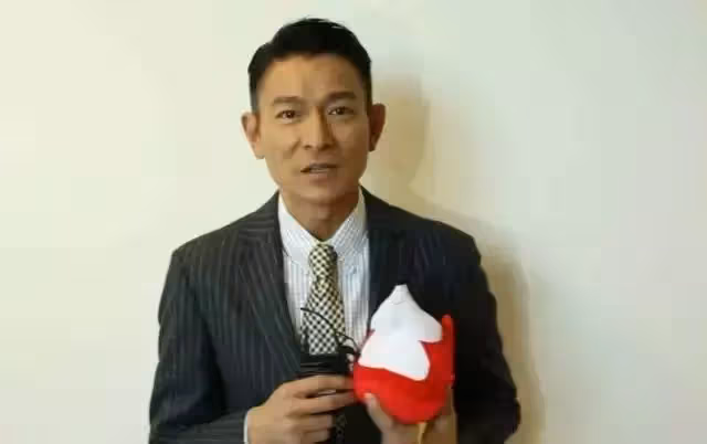 60歲劉德華，一生不做負心人，始終心懷感恩，曾為粉絲仗義挺身「與安保動手」：真正優質偶像