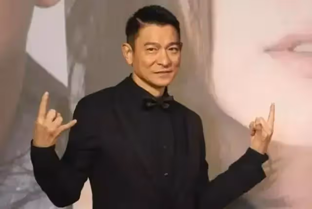 60歲劉德華，一生不做負心人，始終心懷感恩，曾為粉絲仗義挺身「與安保動手」：真正優質偶像