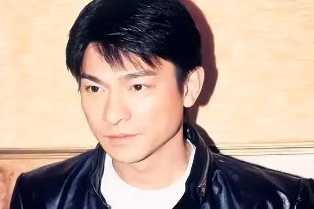 60歲劉德華，一生不做負心人，始終心懷感恩，曾為粉絲仗義挺身「與安保動手」：真正優質偶像