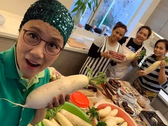 支持後輩！「一姐」汪明荃將名下物業租給TVB小生辦公，早年間身家過億惹人羨，豪宅內景曝光：被貧窮限制了想像