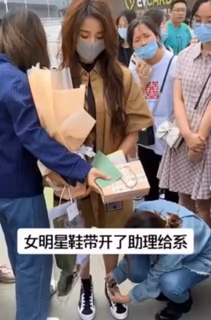 林依晨產後復出照曝光，陪著工作人員一同下車搬物品，為工作人員撐傘，網友：非常接地氣