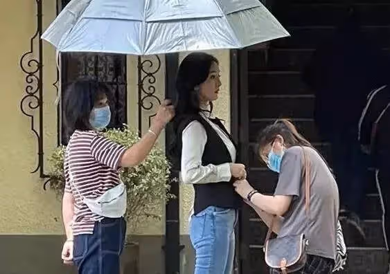 林依晨產後復出照曝光，陪著工作人員一同下車搬物品，為工作人員撐傘，網友：非常接地氣