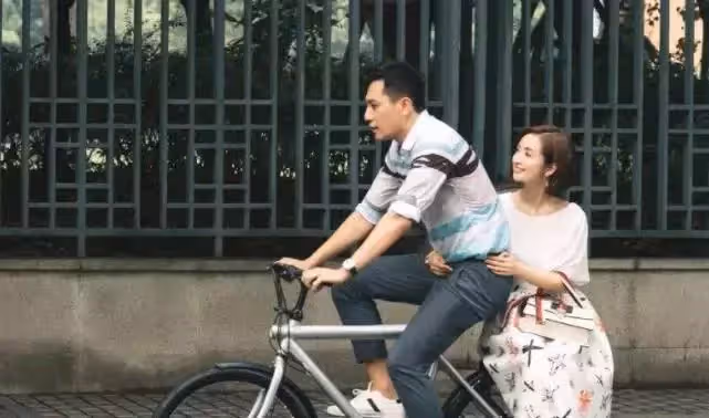 林依晨產後復出照曝光，陪著工作人員一同下車搬物品，為工作人員撐傘，網友：非常接地氣