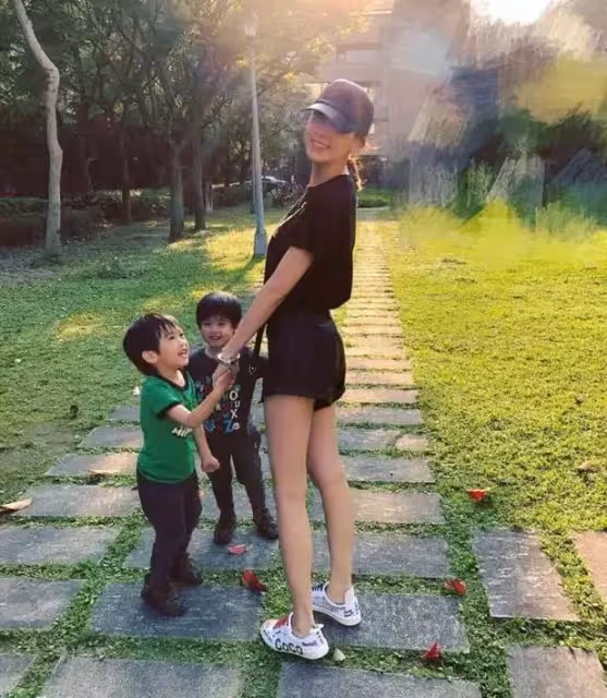 林志穎老婆真自律,膝蓋破皮仍堅持健身,細腰長腿不及大腳丫搶鏡,網友:身材真好