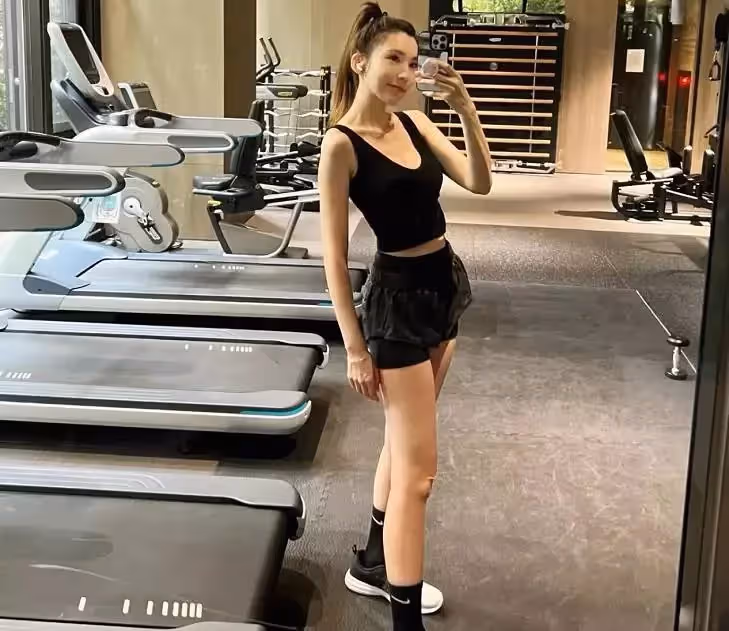 林志穎老婆真自律,膝蓋破皮仍堅持健身,細腰長腿不及大腳丫搶鏡,網友:身材真好