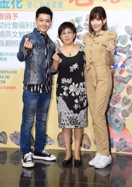 林志穎老婆真自律，膝蓋破皮仍堅持健身，細腰長腿不及大腳丫搶鏡，網友：身材真好