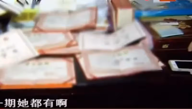 貧困夫妻苦養女,金榜題名後卻「意外失蹤」追查後得知,她竟偷偷與有錢爸爸相認,她淚:我是為你們著想