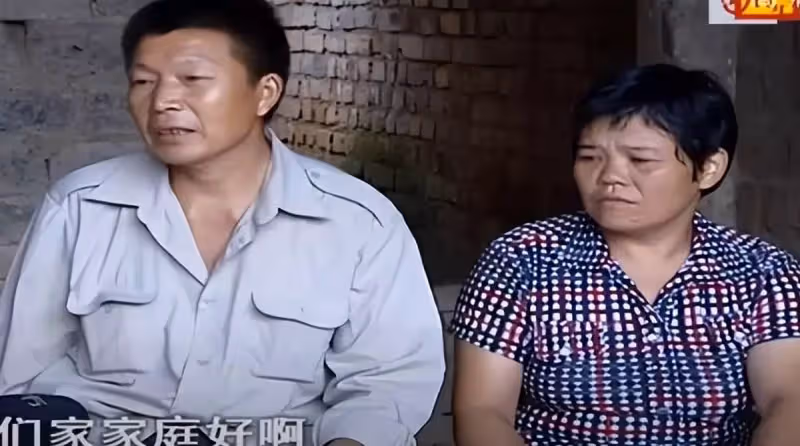 貧困夫妻苦養女,金榜題名後卻「意外失蹤」追查後得知,她竟偷偷與有錢爸爸相認,她淚:我是為你們著想