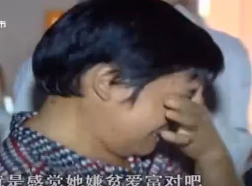 貧困夫妻苦養女,金榜題名後卻「意外失蹤」追查後得知,她竟偷偷與有錢爸爸相認,她淚:我是為你們著想