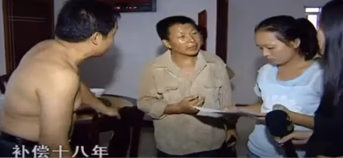 貧困夫妻苦養女,金榜題名後卻「意外失蹤」追查後得知,她竟偷偷與有錢爸爸相認,她淚:我是為你們著想