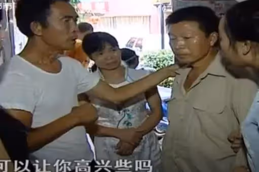 貧困夫妻苦養女,金榜題名後卻「意外失蹤」追查後得知,她竟偷偷與有錢爸爸相認,她淚:我是為你們著想