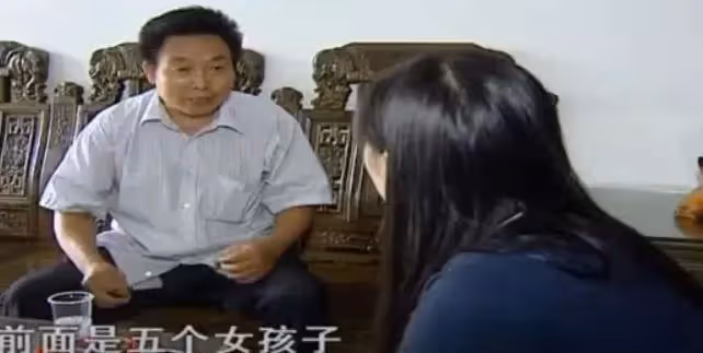 貧困夫妻苦養女,金榜題名後卻「意外失蹤」追查後得知,她竟偷偷與有錢爸爸相認,她淚:我是為你們著想