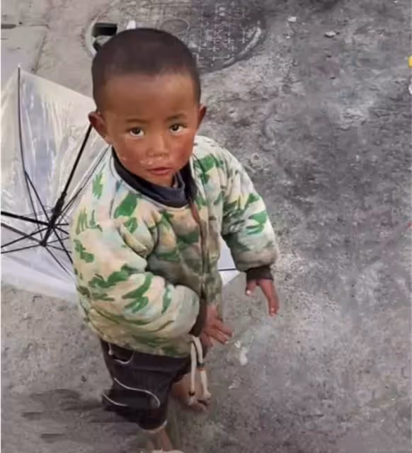父離世母離家！2歲男童與阿嬤相依為命，靠撿回收為生：「想媽媽時就找姑姑抱抱」，從沒穿過鞋子，惹網友淚目：找人領養吧