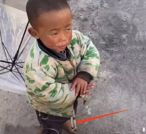 父離世母離家！2歲男童與阿嬤相依為命，靠撿回收為生：「想媽媽時就找姑姑抱抱」，從沒穿過鞋子，惹網友淚目：找人領養吧