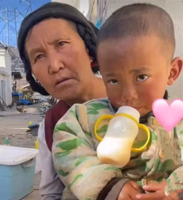 父離世母離家!2歲男童與阿嬤相依為命,靠撿回收為生:「想媽媽時就找姑姑抱抱」,從沒穿過鞋子,惹網友淚目:找人領養吧