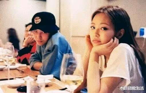 GD突上傳中指照!網猜他不滿Jennie、V三人緋聞,大動作刪網絡照片!