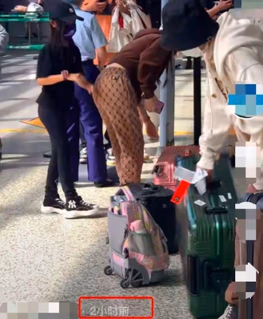 李小璐帶甜馨走機場,短短几分鐘又被罵了,當媽了還不如閨女懂事