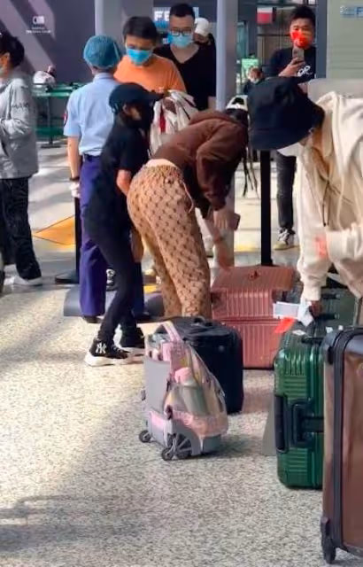 李小璐帶甜馨走機場,短短几分鐘又被罵了,當媽了還不如閨女懂事