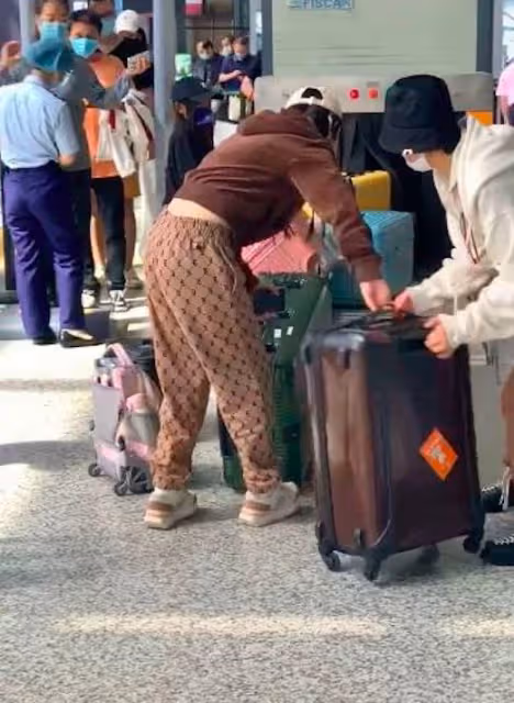 李小璐帶甜馨走機場,短短几分鐘又被罵了,當媽了還不如閨女懂事