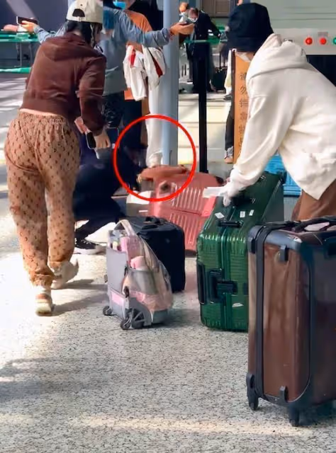 李小璐帶甜馨走機場,短短几分鐘又被罵了,當媽了還不如閨女懂事
