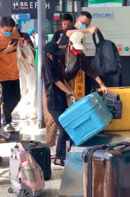 李小璐帶甜馨走機場,短短几分鐘又被罵了,當媽了還不如閨女懂事