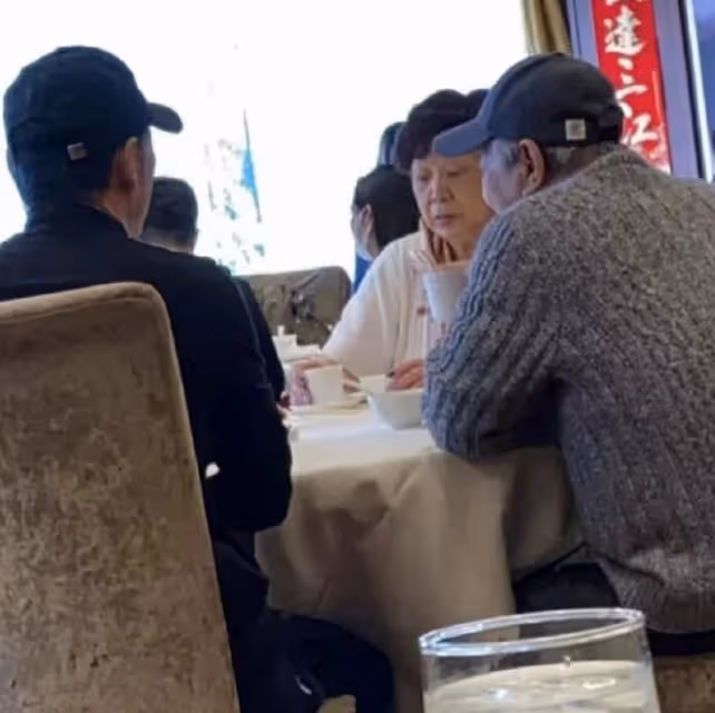 63歲苗僑偉定居加拿大!約夏雨中餐廳敘舊,穿一身黑衣打扮低調
