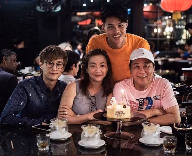 63歲苗僑偉定居加拿大!約夏雨中餐廳敘舊,穿一身黑衣打扮低調