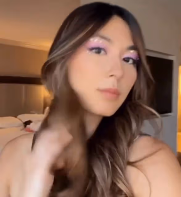 鄧梓峰27歲女兒大秀身材!穿開叉短裙曲線完美,蝴蝶紋身太搶鏡