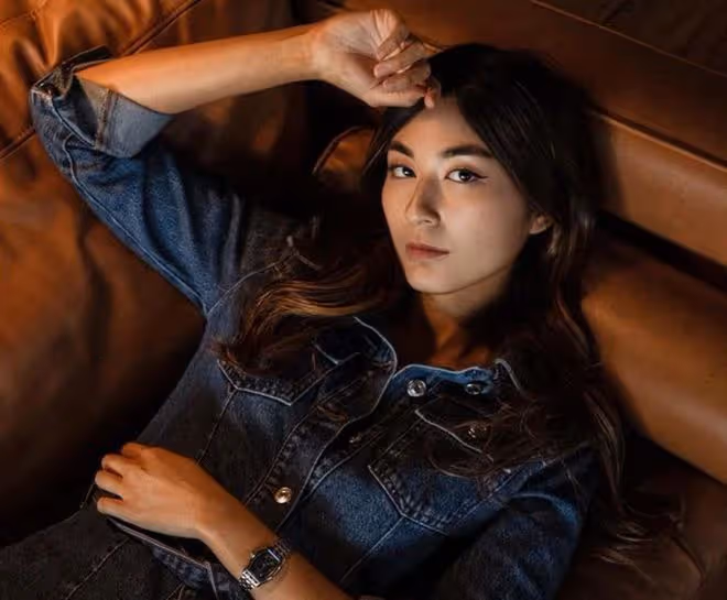 鄧梓峰27歲女兒大秀身材!穿開叉短裙曲線完美,蝴蝶紋身太搶鏡