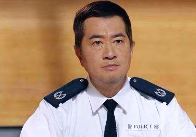 鄧梓峰27歲女兒大秀身材!穿開叉短裙曲線完美,蝴蝶紋身太搶鏡
