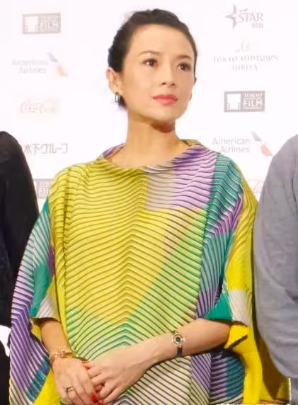 最美孕婦章子怡懷胎七個月卻不見孕肚,比梅根還會穿的原因揭曉