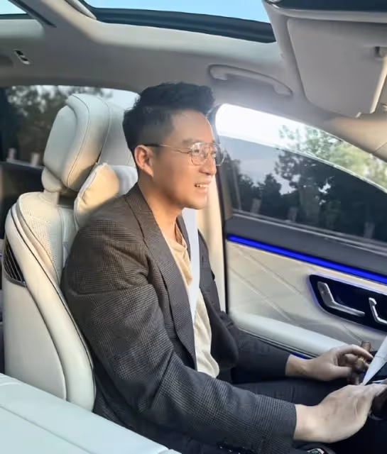 不滿汪小菲曬豪車?具俊曄也貼出自己玩車照,網友:像摩的司機!