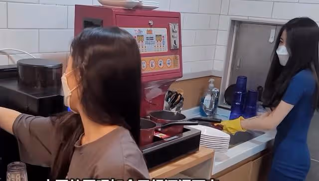 韓國女網管的一天，身材好顏值高帶動不少生意，每天穿包臀裙上班