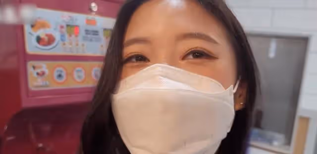 韓國女網管的一天，身材好顏值高帶動不少生意，每天穿包臀裙上班