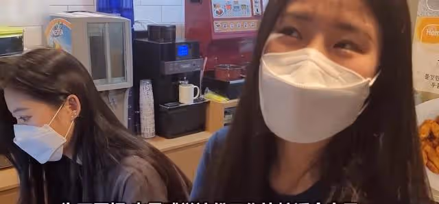 韓國女網管的一天，身材好顏值高帶動不少生意，每天穿包臀裙上班