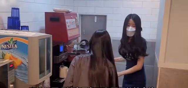 韓國女網管的一天，身材好顏值高帶動不少生意，每天穿包臀裙上班